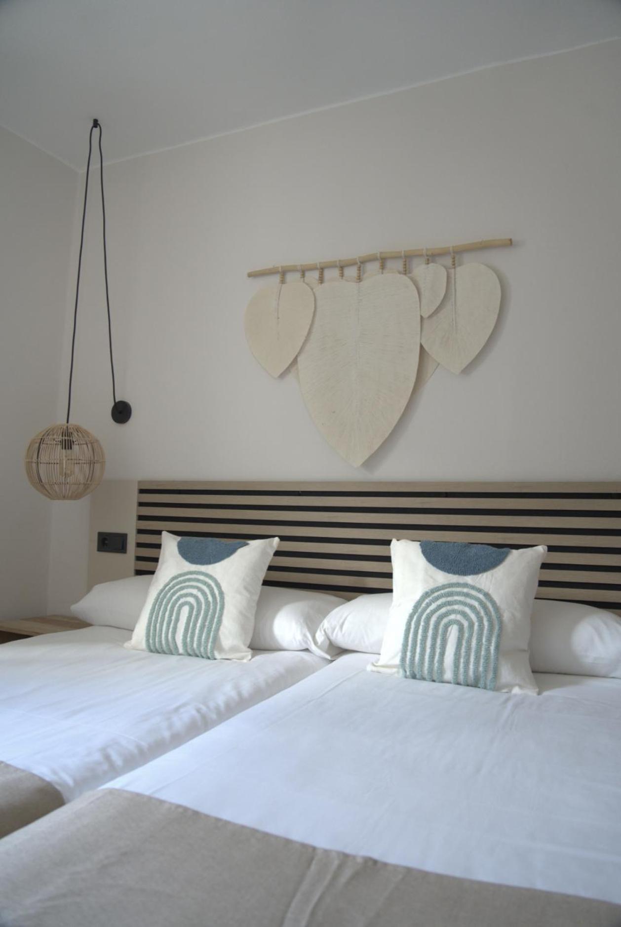 Apartamentos Ses Veles Cala Llonga  Bagian luar foto