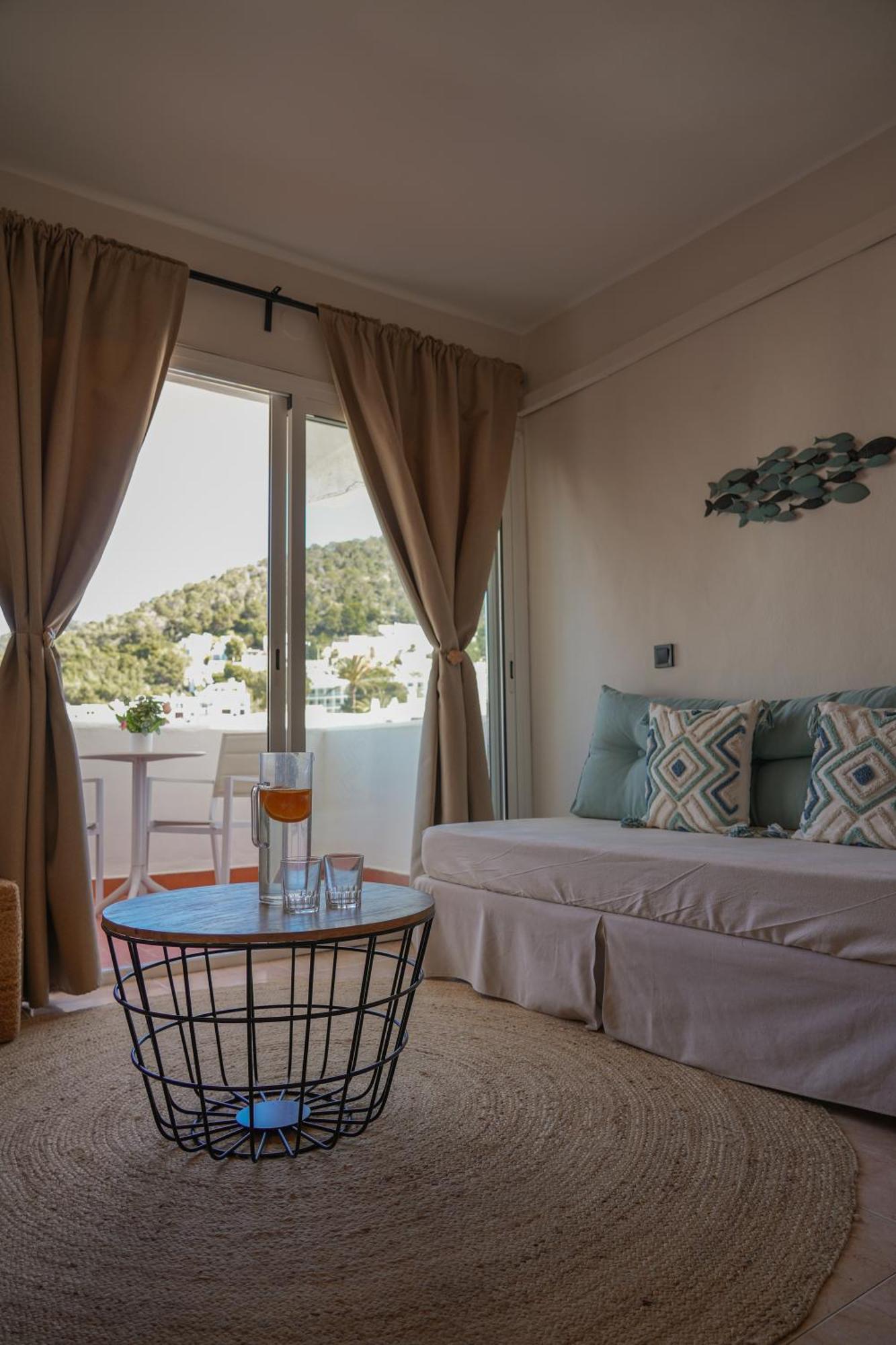 Apartamentos Ses Veles Cala Llonga  Bagian luar foto